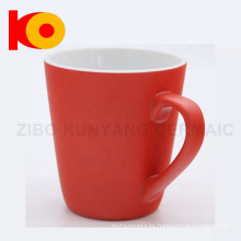 Taza de tiza de color negro de forma de embudo con logotipo